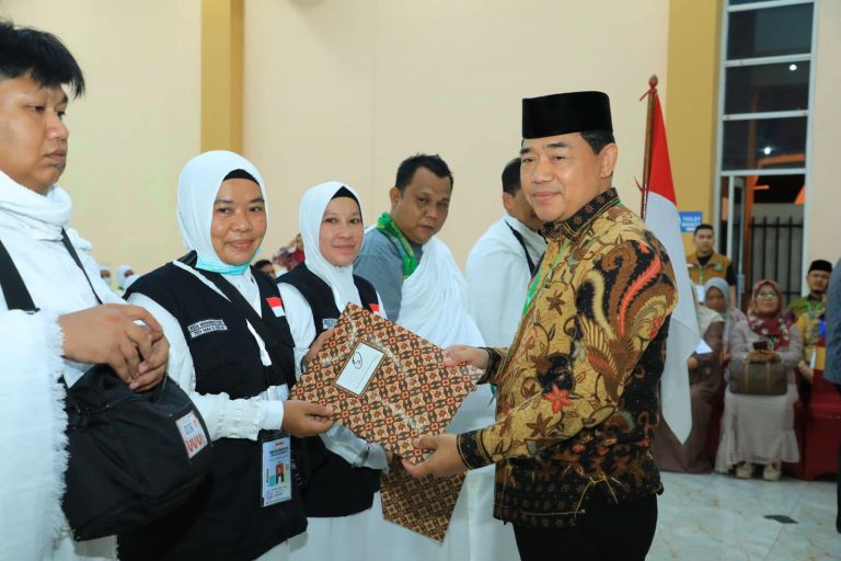 Kemenag dan Bupati Labura Melepas Calhaj Asal Labura di Asrama Haji Medan