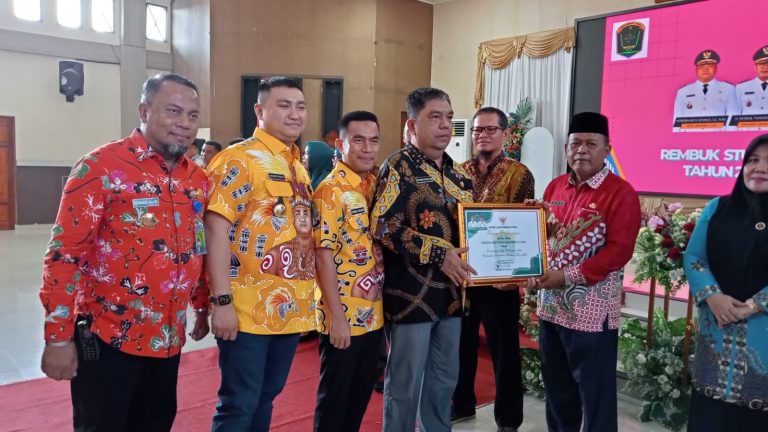 Kemenag Terima Penghargaan dari Bupati Labura Sebagai Stokholder Penurunan Angka Stunting