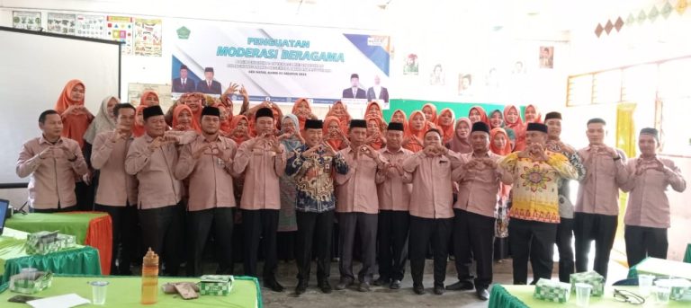 Kakankemenag Narasumber Kegiatan Moderasi Beragama Bagi Guru Madrasah di MTsN 2 Labura