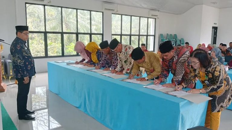 Kemenag Labura Gelar Penandatanganan Perkin dan Pakta Integritas Tahun 2025
