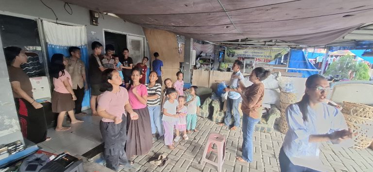 Di Balik Riuh Terminal, Ada Anak-Anak yang Menanti Kehadiran
